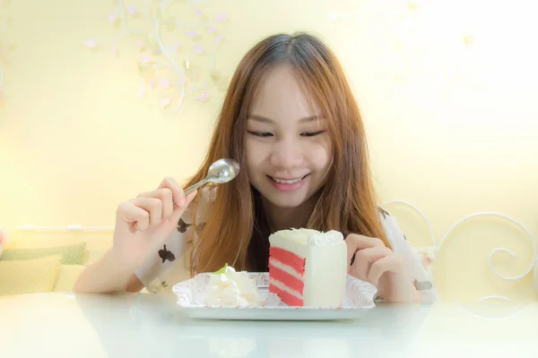 Hermosa chica comiendo pastel en la cafetería — Foto de Stock