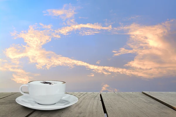 Cappuccino koffie op terras hout over blauwe hemelachtergrond — Stockfoto