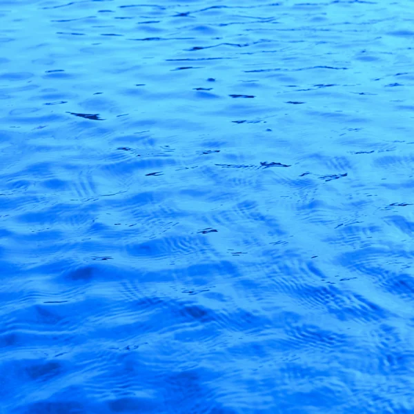 Bela onda azul na água da pele como textura de fundo — Fotografia de Stock