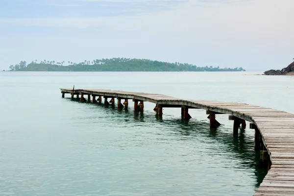 Prachtig zeegezicht in de ochtend tijd met houten brug in zee — Stockfoto