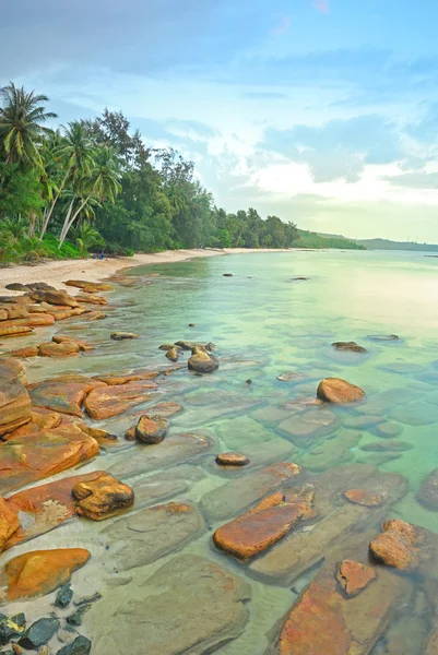 Scenery view and beautiful stone beach in Thailand — Stock Photo, Image