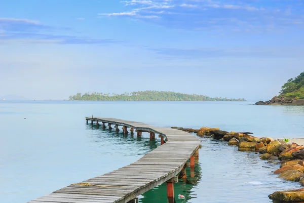 Prachtig zeegezicht in de ochtend tijd met houten brug in zee — Stockfoto
