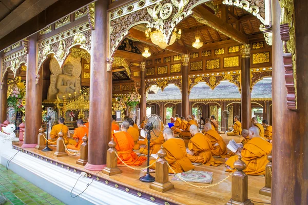 Monges noite cantar em Wat Rampoeng templo — Fotografia de Stock