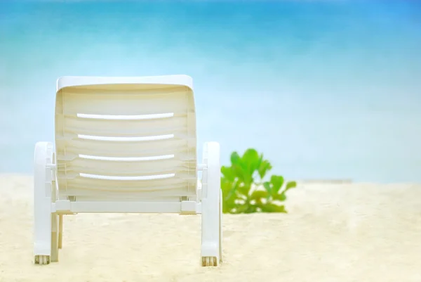 Стул на белом пляже для одиноких эмоций — стоковое фото