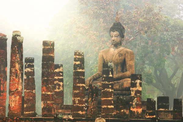 Ancienne statue de Bouddha. Parc historique de Sukhothai, province de Sukhothai — Photo