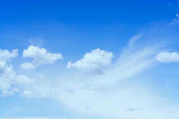 Błękitne niebo i chmura jako teksturę tła w ramce poziomej — Zdjęcie stockowe