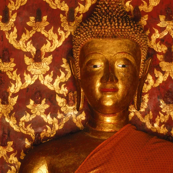 Goldener Buddha-Staat in wat ton kewen tempel chiangmai thailand — Stockfoto