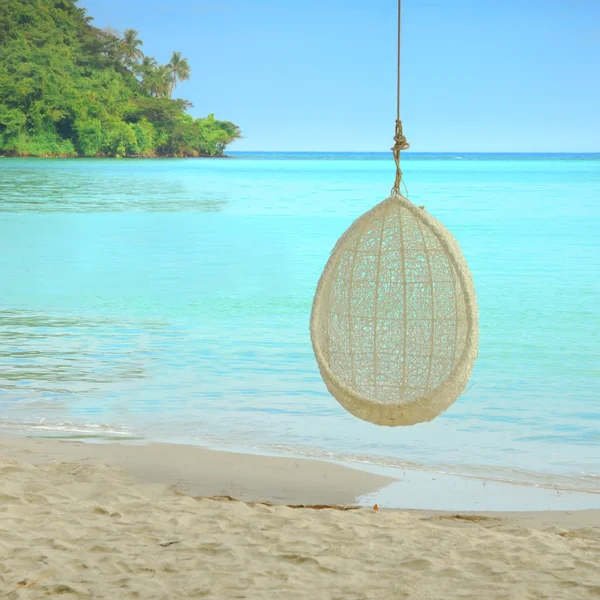 Balanço pendurar na árvore sobre bela praia na Tailândia — Fotografia de Stock