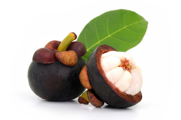 Mangosteen beyaz arka planda izole