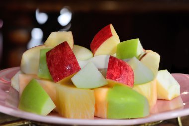 Sağlıklı karışık meyve elma, kavun, ananas plaka üzerinde