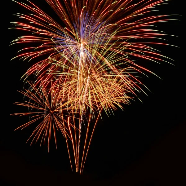 Güzel fireworks uygulamasında gün izole siyah arka plan üzerine kutlamak
