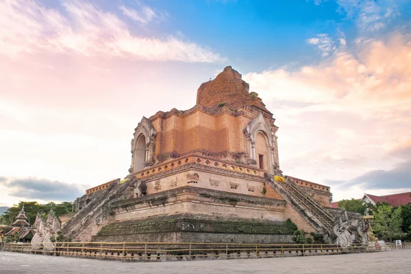 Antik pagoda wat chedi luang Tapınağı'chiang Mai, Tayland
