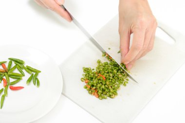 Dilim biber plastik tabak blokta izole beyaz arka plan üzerinde