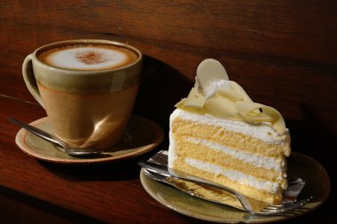 Cappuccino kahve ahşap masa arka plan üzerinde