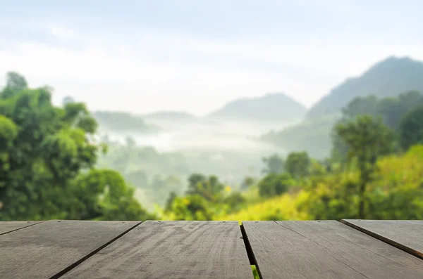 Imagen desenfocada y borrosa de terraza madera y paisaje paisaje m — Foto de Stock