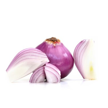 Beyaz zemin üzerinde kırmızı dilimlenmiş soğan izole