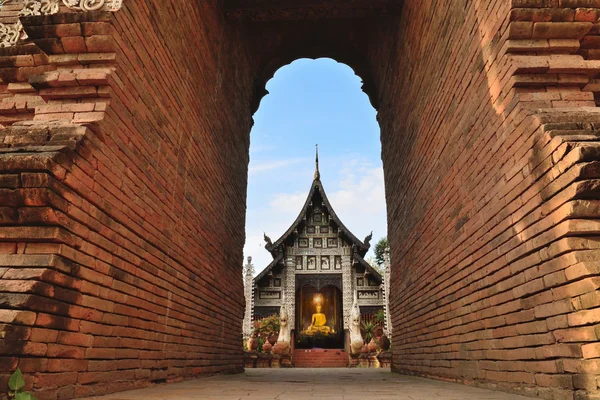 Piękna świątynia w Tajlandii. Patrząc pod mur z cegły Architech — Zdjęcie stockowe