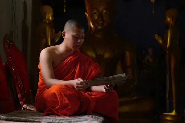 Munken chant mantra framför buddha. — Stockfoto