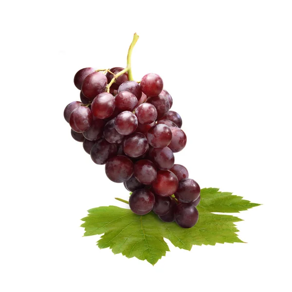 Красный виноград на белом фоне (фрукты ) — стоковое фото