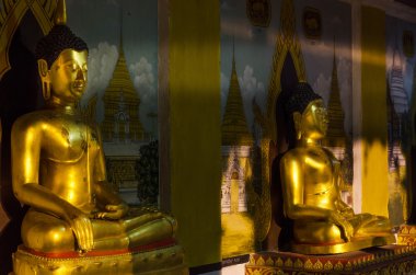 Tayland 's temple güzel altın Buddha durumda