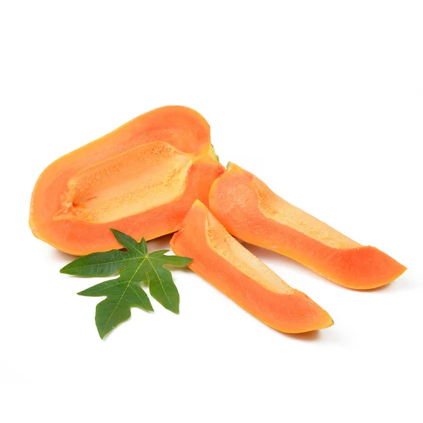 Owoców papai w plasterkach i na białym tle na białym tle. — Zdjęcie stockowe