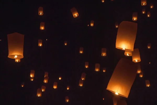 Turistas lanzando Khom Loi en Loi Krathong Festival. Loi Kratho — Foto de Stock