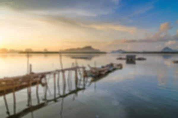 Vervagen de achtergrond van prachtige zeegezicht en boot in ochtend — Stockfoto