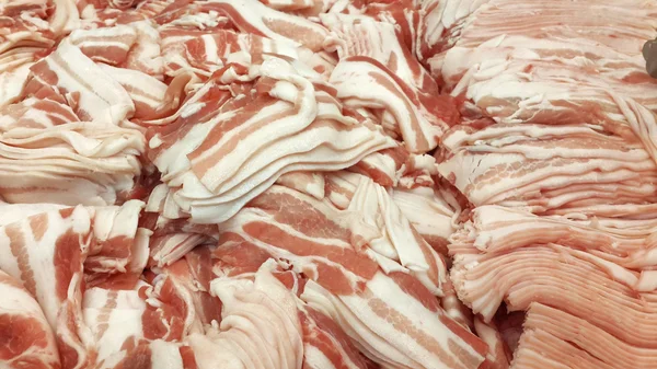 Geschnittenes rohes Fleisch auf dem Markt für frisches Schweinefleisch — Stockfoto