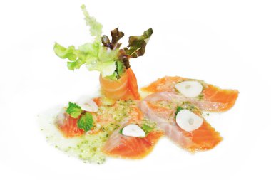 Somon balığı. Taze Çiğ somon balık biftek üzerinde beyaz bir backgrou izole