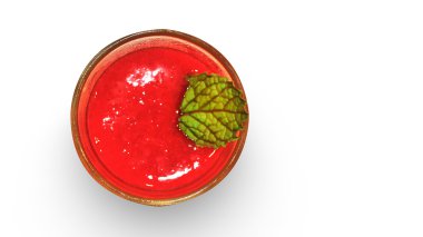 Pudingi çilek muhallebi izole beyaz arka plan üzerinde