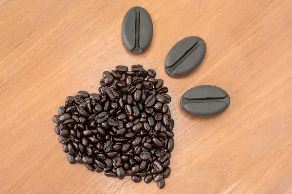 Semi di caffè freschi e prodotti a base di sapone di semi di caffè isolati — Foto Stock