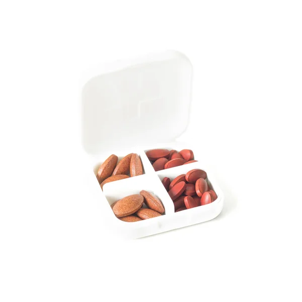 Таблетки в медицинском ящике изолировать на белом фоне (Рудная фумарат с витаминами ) — стоковое фото