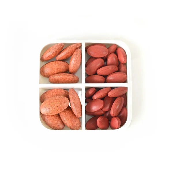 Piller i medicin box isolera på vit bakgrund (järn fumarat med vitaminer) — Stockfoto
