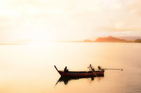 Thaiföld, Phuket, helyi halászhajó sziluettje — Stock Fotó