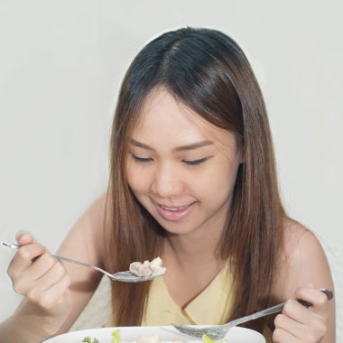 Yakın çekim güzel Asya kadın güneş cilt Hom, salata yemek