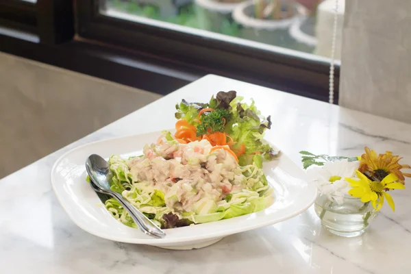 Frischer Thunfischsalat in Schüssel (Vorspeise)) — Stockfoto