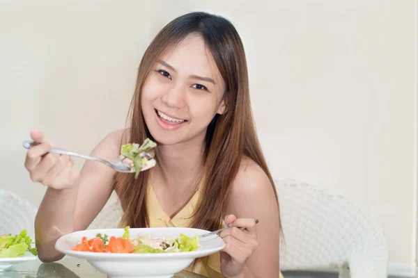 Close-up Of Beautiful Asia Woman suntan skin Eating Salad At Hom — Stock Photo, Image