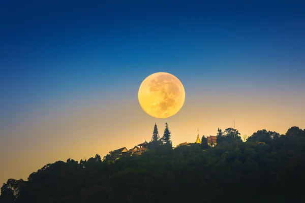 Σούπερ Σελήνη πάνω από Wat Phrathat Doi Suthep ναό σε Chiang Mai, Ταϊλάνδη — Φωτογραφία Αρχείου