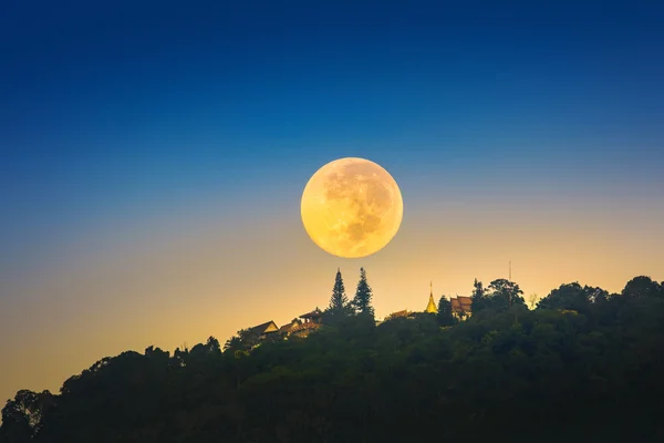 Supermond über dem wat phrathat doi suthep Tempel in chiang mai, Thailand — Stockfoto