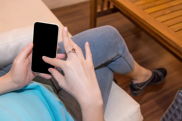 За допомогою смартфона. модний жіночий ковзний палець на своєму смартфоні — стокове фото