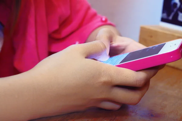 Hand's woman chat cellphoneon desk — Stock Photo, Image