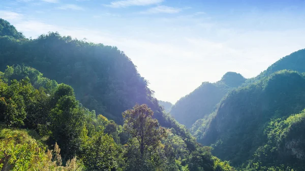 Ландшафтный вид на холм Анг Кханг — стоковое фото