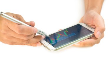 stokları kontrol ve dat Pazar için bir taşınabilir aygıt kullanarak iş adamı