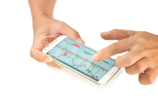 Бізнесмен використовує мобільний пристрій для перевірки акцій і ринкових даних — стокове фото