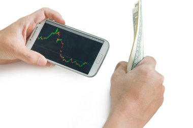 stokları decied önce kontrol etmek için bir taşınabilir aygıt kullanarak iş adamı 