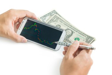 stokları kontrol ve dat Pazar için bir taşınabilir aygıt kullanarak iş adamı