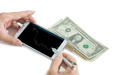 stokları decied önce kontrol etmek için bir taşınabilir aygıt kullanarak iş adamı 