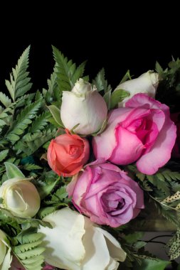 Renkli, siyah arka plan gül buketi