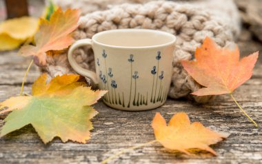 Sıcak kahve ve vintage ahşap arka plan - mevsim sonbahar yaprakları kavramı relax