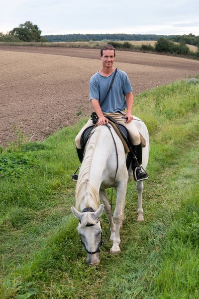 Giovane cavaliere godere il viaggio con il cavallo — Foto Stock